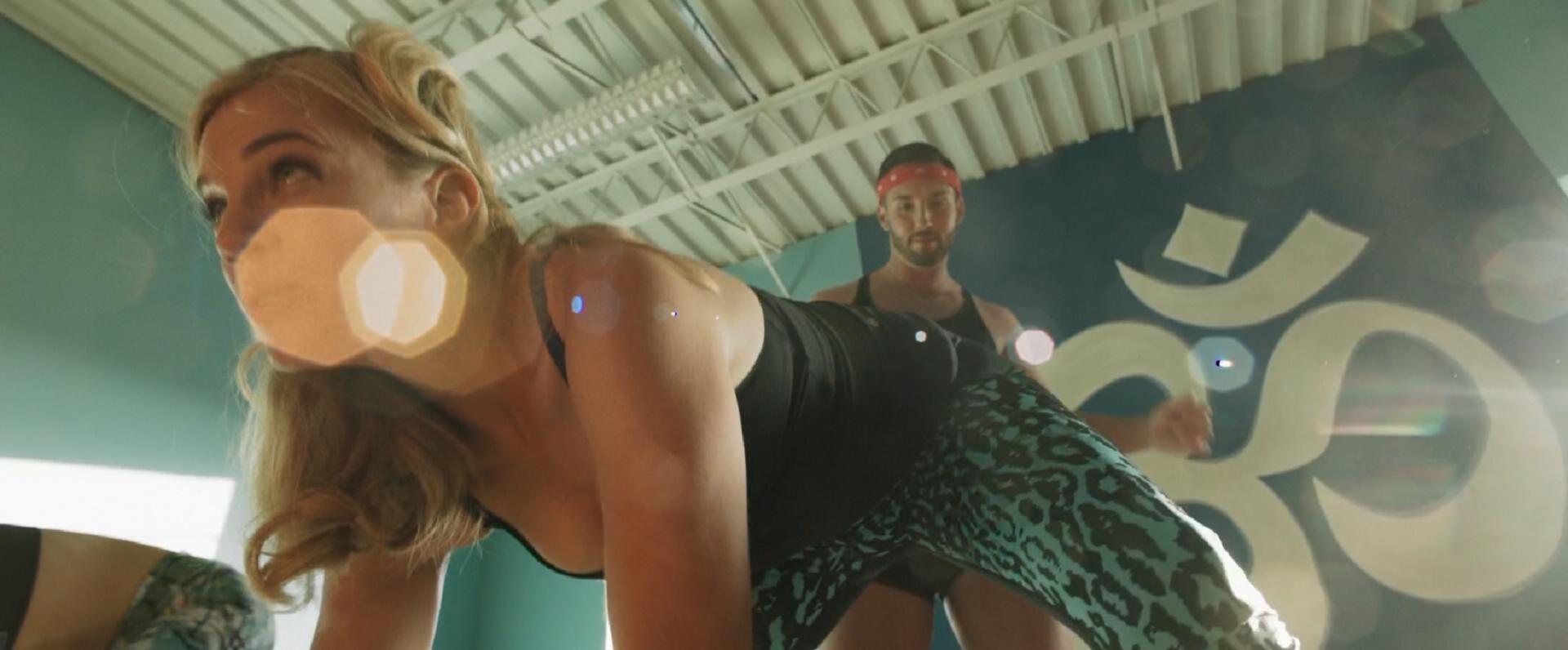 《爸媽也瘋狂》影評-探討中年危機的B級片，尼可拉斯凱吉主演