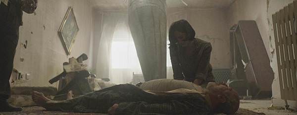 《闇影之下》Under the Shadow 劇照